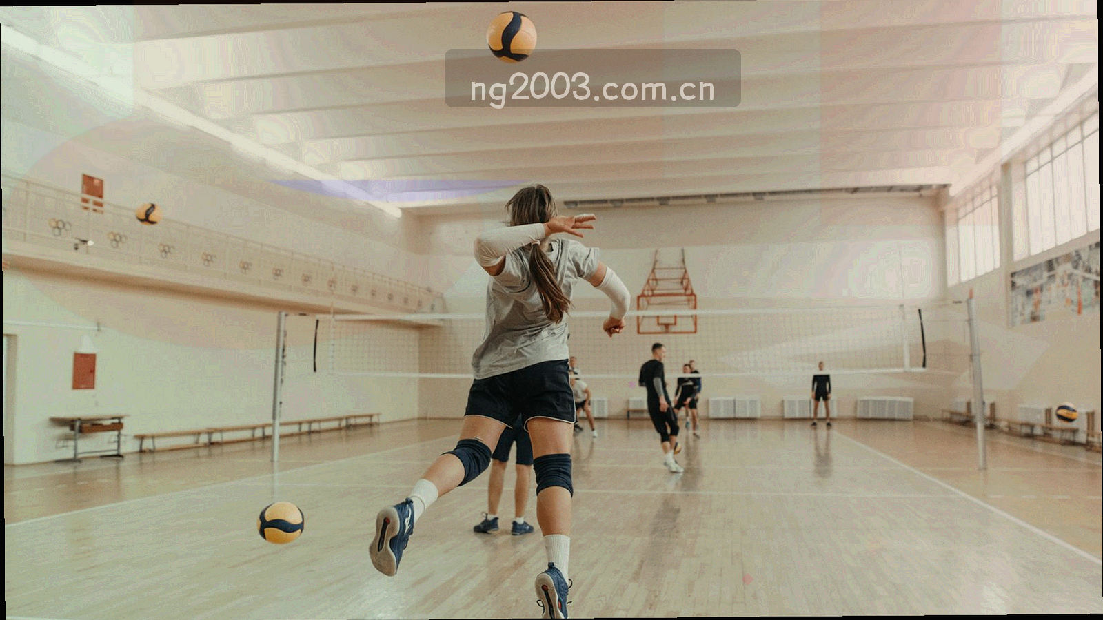 夜间球场俯拍，空荡看台与灯光下的草皮纹理